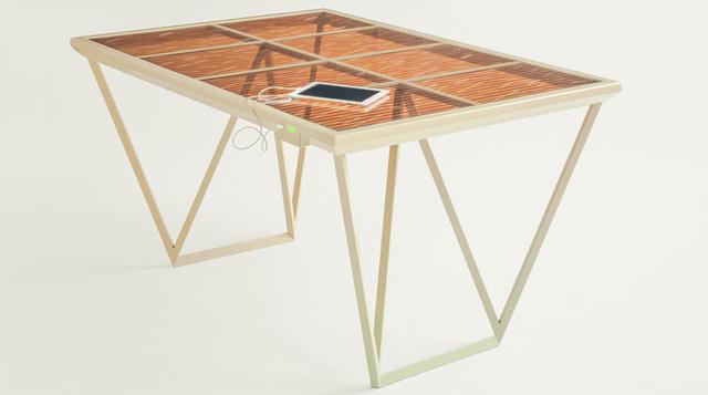 Una mesa que funciona con energía solar y carga tu celular - 1