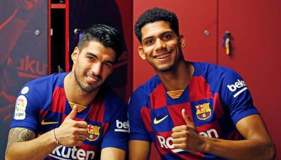 Araujo y Suárez en el vestuario del Barcelona, antes de que el 'pistolero' se convierta en flamante fichaje de los 'colchoneros'. (Foto: Instagram @ronaldaraujo02)