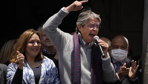 El presidente de Ecuador, Guillermo Lasso, se dirige a sus simpatizantes, que realizan una manifestación en la plaza de la Independencia frente al palacio de gobierno en Quito, Ecuador, el miércoles 20 de octubre de 2021. (AP Foto/Dolores Ochoa).