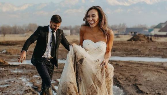 Murat Zhurayev y Kamilla en el charco de barro en plena sesión de fotos. (Imagen: bumagaz / Instagram)