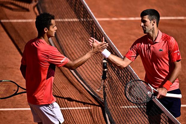 Juan Pablo Varillas ante Djokovic en Roland Garros. (Foto: AFP).