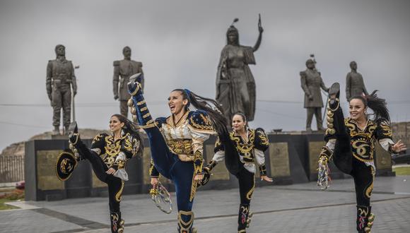 A inicios de febrero, un grupo de mujeres se empezaron a reunir en la Plaza de la Bandera para bailar esta danza altiplánica. Hoy la directora del grupo, Andrea Chuiman, dará una clase desde Facebook .(Foto: Fidel Carrillo)