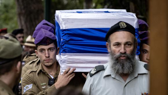 Soldados israelíes llevan el ataúd de un compañero durante un funeral el 1 de noviembre de 2023 en un cementerio militar de Jerusalén. (Foto de FADEL SENNA / AFP).