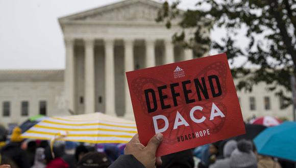 Foto de archivo muestra a personas reunidas fuera de la Corte Suprema cuando se escuchaban argumentos orales en el caso de la decisión del presidente Trump de poner fin al programa de Acción Diferida para los Llegados en la Infancia (DACA) de la era Obama, el martes 12 de noviembre de 2019. (Alex Brandon/AP).