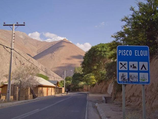 Un letrero anuncia la llegada del pueblo chileno.