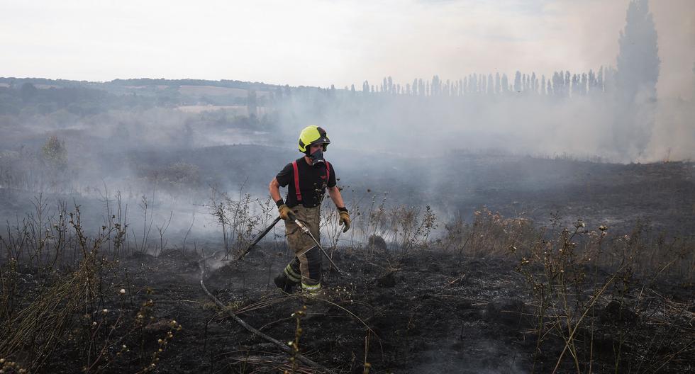 Un bombero trabaja en el control de un incendio forestal en Snodland, cerca de Maidstone, una localidad del sureste de Inglaterra. (Foto: Reuters)