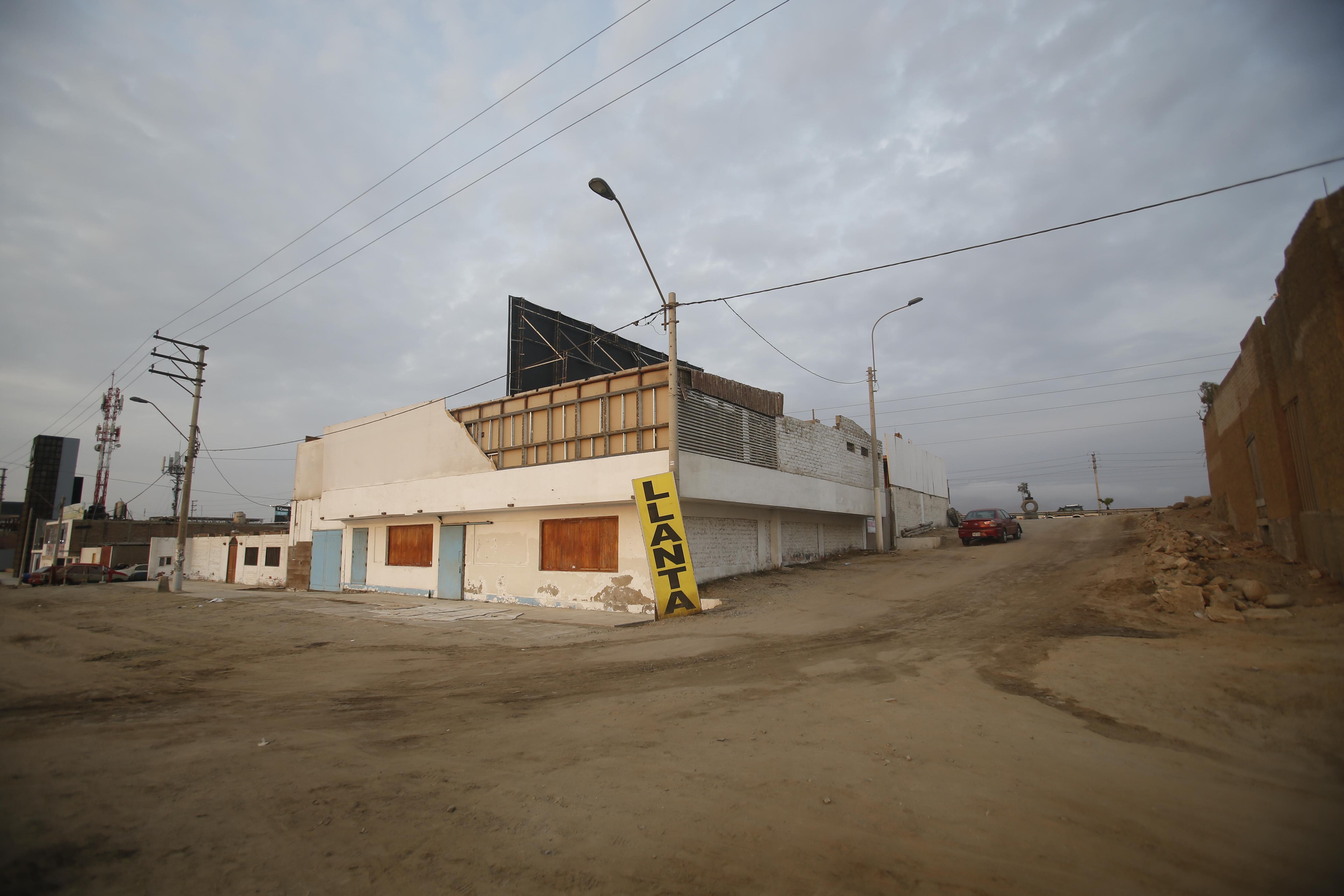 La discoteca está rodeada de llanterías. La zona luce desolada. (Foto: Renzo Salazar)