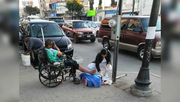 El hombre, en situación de calle, tenía una herida en el pie y la profesional no dudó en prestarle ayuda. (Foto: Facebook/Fher Ibarra)