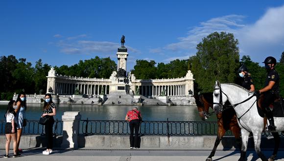 Imagen referencial. En medio de la pandemia de coronavirus, los agentes de policía patrullan a caballo en el Parque del Retiro de Madrid, España, el 26 de mayo de 2020. (GABRIEL BOUYS / AFP).