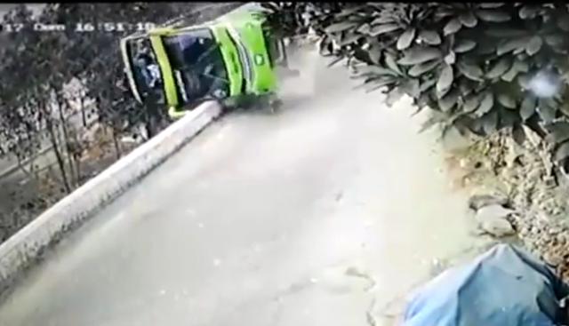 Un día como hoy de hace un año, pasadas las 5 de la tarde, el vehículo de la empresa Green Bus cayó en la ladera del cerro San Cristóbal, dejando 10 muertos y más de 50 heridos. (Foto: El Comercio)