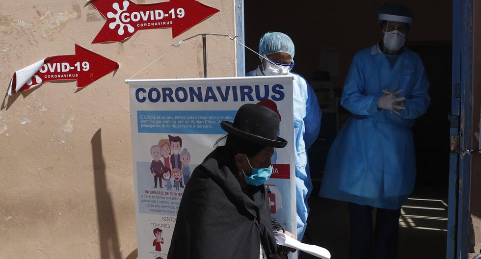 Imagen referencial. Una mujer pasa por un área de recepción para personas que sospechan que pueden estar infectadas con el nuevo coronavirus, en el Hospital General de La Paz (Bolivia), el 26 de mayo de 2020. (AP/Juan Karita).