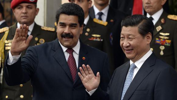 Nicolás Maduro (izq.), y el presidente de China, Xi Jinping, saludan durante una reunión en el Palacio Presidencial de Miraflores, en Caracas. (Foto: Archivo / LEO RAMIREZ / AFP)