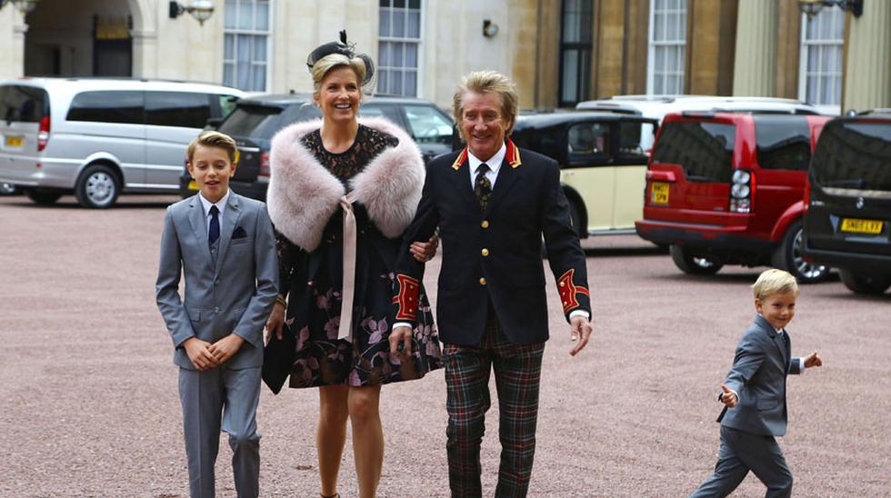 Rod Stewart, el cantante de voz ronca de éxitos como "Maggie May", "Da Ya Think I'm Sexy" y "Some Guys have All the Luck", fue nombrado Caballero del Imperio Británico por la Reina Isabel II en el 2016 por "su servicios a la música y la caridad". (Foto: AFP).