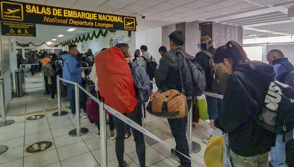 Esta imagen distribuida por el Ministerio de Transporte de Perú muestra a los turistas esperando en fila para abordar un avión en el Aeropuerto Internacional Alejandro Velasco Astete en Cusco, Perú