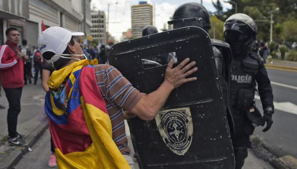 Los transportistas de Ecuador suspendieron el viernes una huelga contra la eliminación de subsidios a los combustibles que derivó en dos días de manifestaciones y disturbios. En la foto manifestante se enfrenta a la policía antidisturbios. (Foto: AFP).