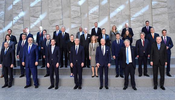 Foto oficial de los 30 líderes de los países miembro de la OTAN, en la que solo posan cuatro mujeres. (OTAN)