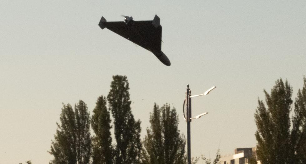 Un dron se acerca para un ataque en Kiev, Ucrania, el 17 de octubre de 2022, en medio de la invasión rusa. (Yasuyoshi CHIBA / AFP).