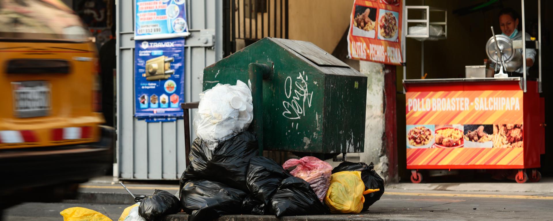 La crisis de los tachos: hay que caminar hasta 1,5 km para hallar un basurero en Lima