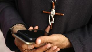 Experto del Vaticano insta a sacerdotes a conectarse a Internet