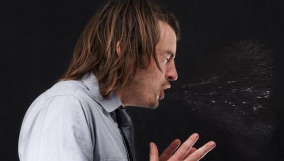 Reprimir totalmente un estornudo, tapando la nariz y la boca, puede causar complicaciones potencialmente graves, advierten los médicos.