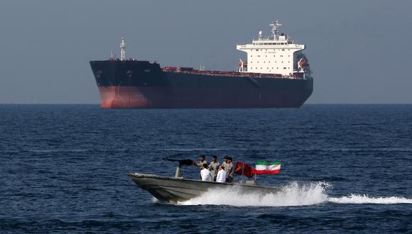 Cinco buques iraníes llevan gasolina a Venezuela. Su ruta es por el Caribe. (Foto referencial, ATTA KENARE / AFP).