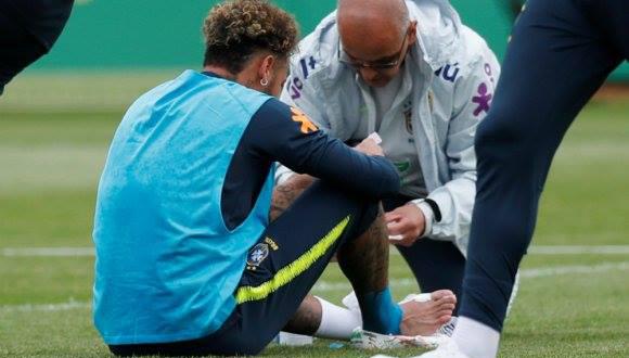 Neymar, quien está en proceso de recuperación, asustó a la selección brasileña por una presunta recaída en su lesión durante los entrenamientos del miércoles. La 'Verdeamarela' se viene preparando para el Mundial Rusia 2018 (Foto: Reuters)