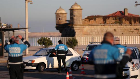 Policía de Seguridad Pública portuguesa (PSP) durante una operación de control en la rotonda de Castelo do Queijo que conecta Matosinhos con Oporto, Portugal. (Foto: EFE / EPA / ESTELA SILVA).