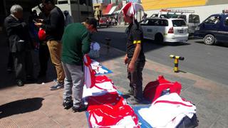 Camisetas de Perú se venden afuera del Hernando Siles de La Paz