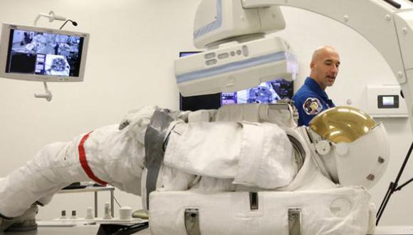 NASA lleva a sus trajes espaciales a visitar al médico