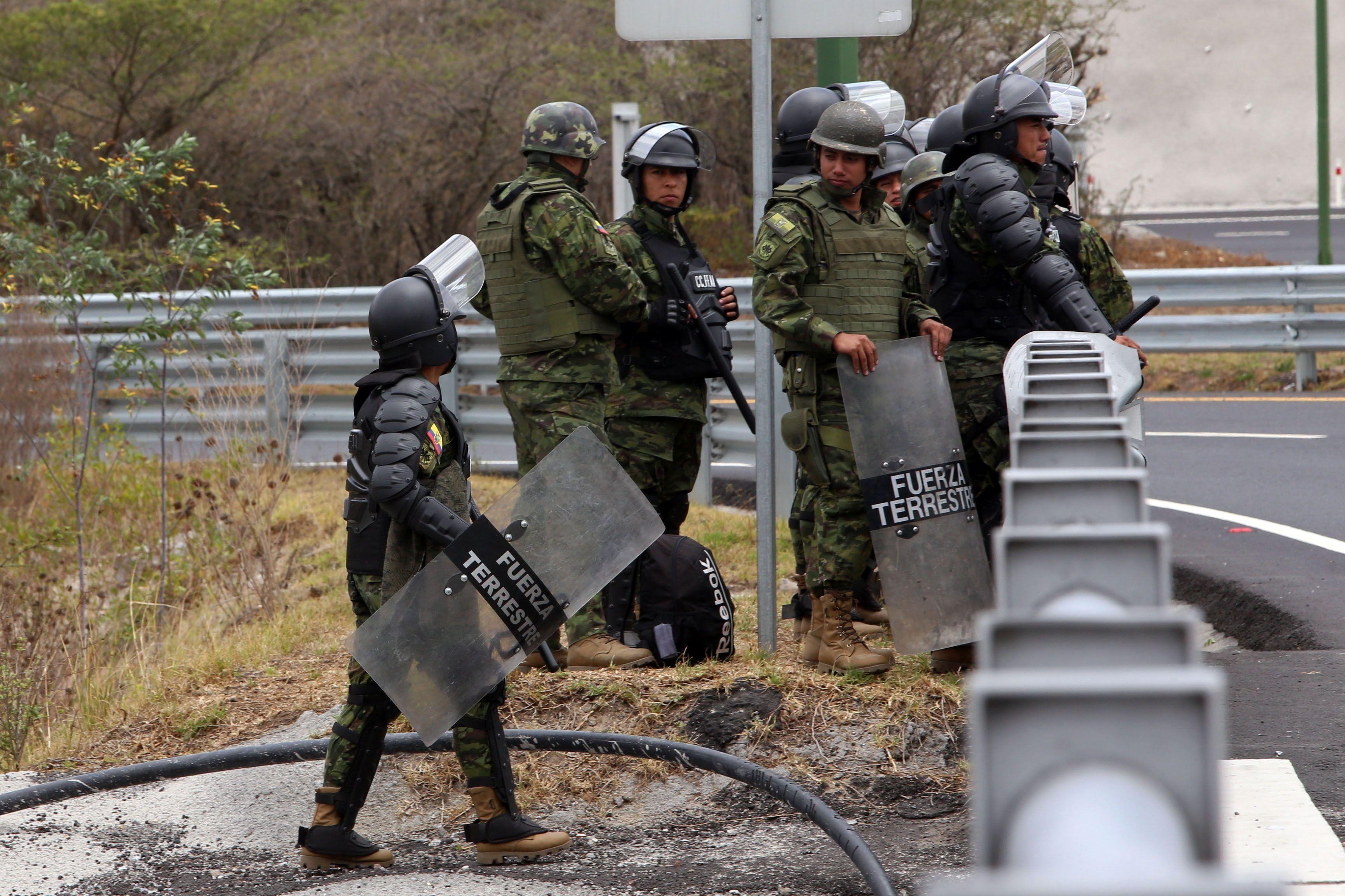 Soldados patrullan las afueras de Quito.
(AFP / Cristina VEGA).