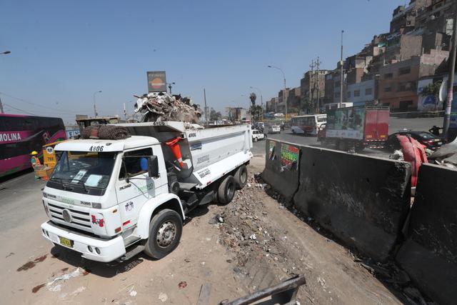 Además, personal de limpieza también participa de esta acción. (Foto: Rolly Reyna)