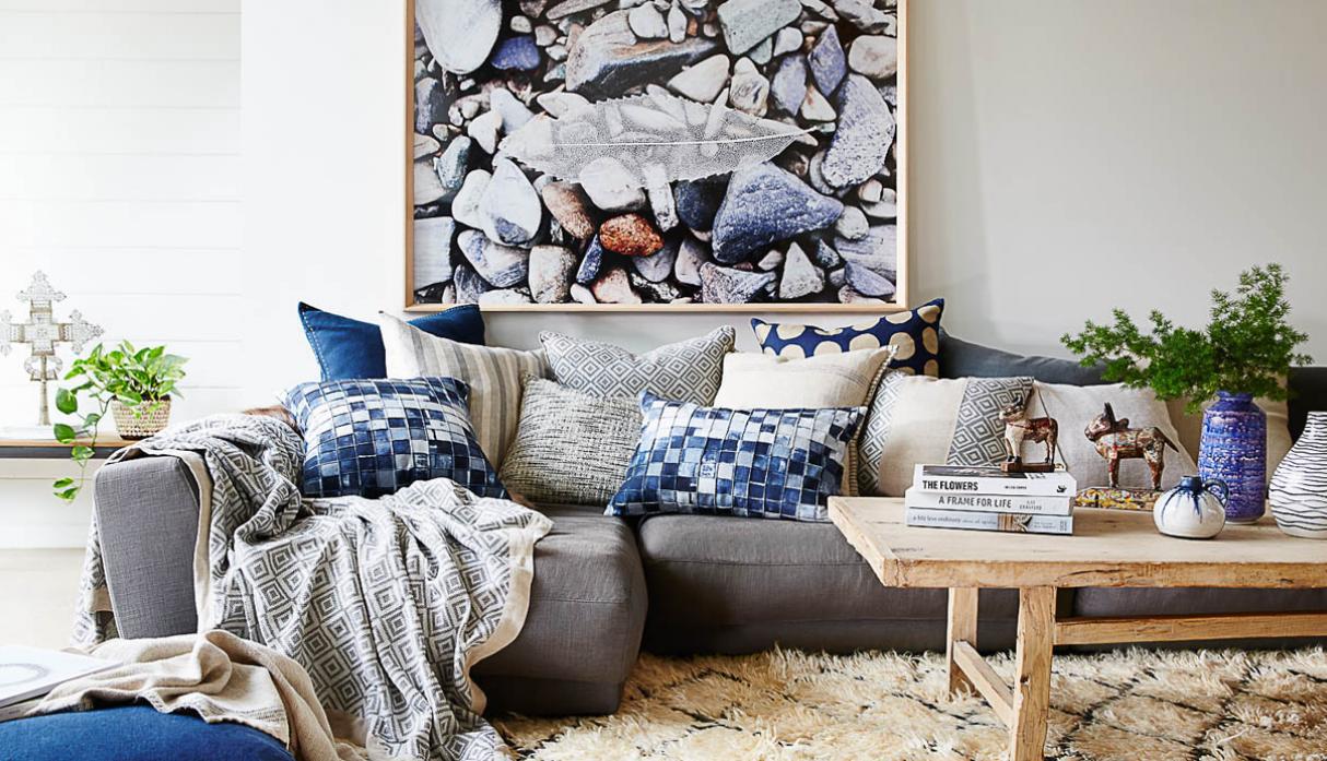 Deja que los cojines aporten el acento de color protagonista dentro de tu ambiente. (Foto: Eadie Lifestyle)