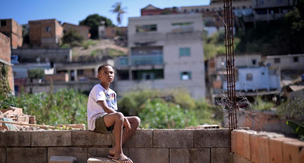 Miguel Barros, el niño de de 11 años que recibió donaciones de alimentos después de llamar a la policía porque tenía hambre, mira su casa en Santa Luzia, un municipio de Belo Horizonte, Brasil. (DOUGLAS MAGNO / AFP).