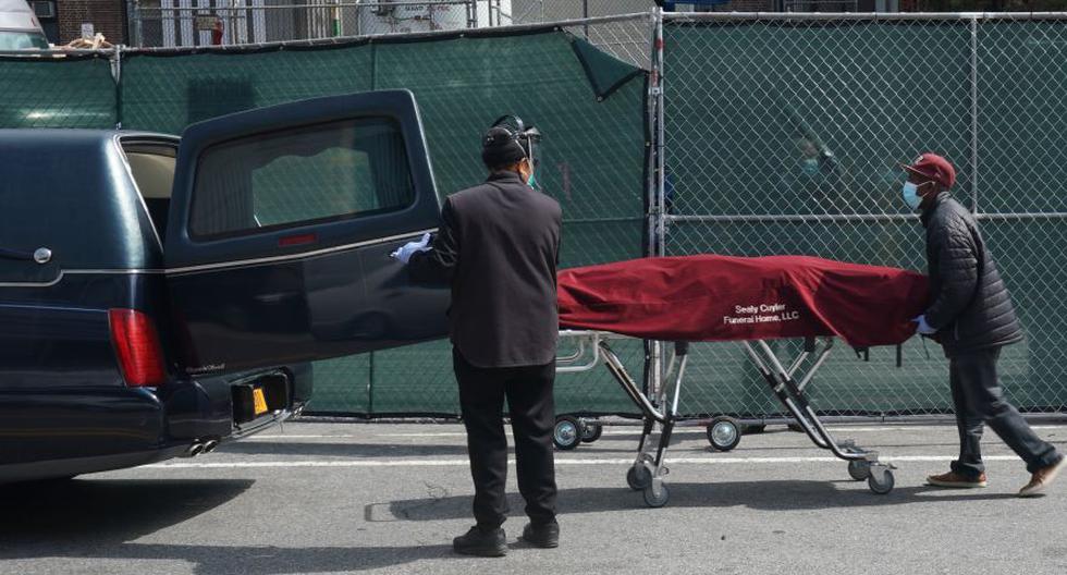Esta foto del 8 de abril muestra a trabajadores de una funeraria trasladando un cadáver fuera de un hospital en Brooklyn, Nueva York. (Foto: Bryan R. Smith / AFP)