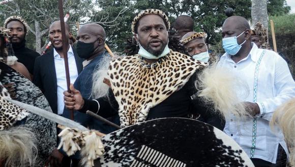 El entonces príncipe Misuzulu Zulu, llega con Amabutho, regimientos zulúes, para asistir al servicio conmemorativo provincial en el Palacio Real de Khangelakamankegane en Nongoma el 7 de mayo de 2021. (Foto: AFP)