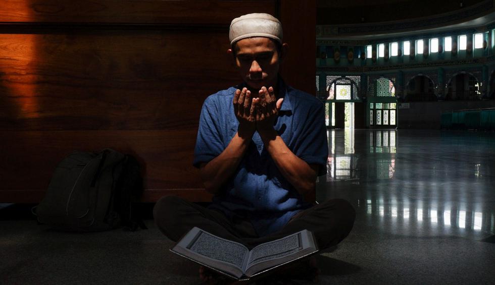 En Indonesia, el mayor país musulmán del mundo, donde el Ramadán genera un entusiasmo generalizado, las organizaciones religiosas han pedido a los fieles que se queden en sus casas. Imagen de un musulmán indonesio rezando. (FAJRIN RAHARJO / AFP).