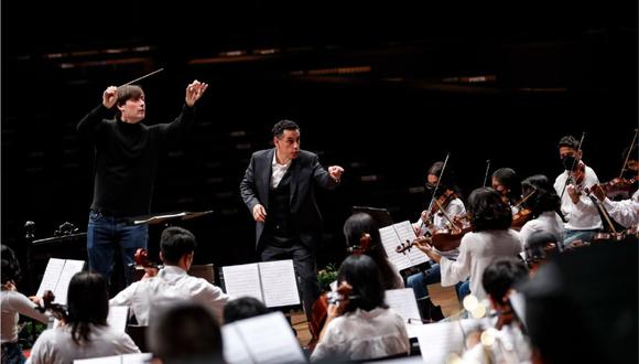 Juan Diego Flórez y la Orquesta Juvenil Sinfonía por el Perú se preparan para la gira que tendrán en agosto y setiembre en Europa. (Foto: Sinfonía por el Perú)