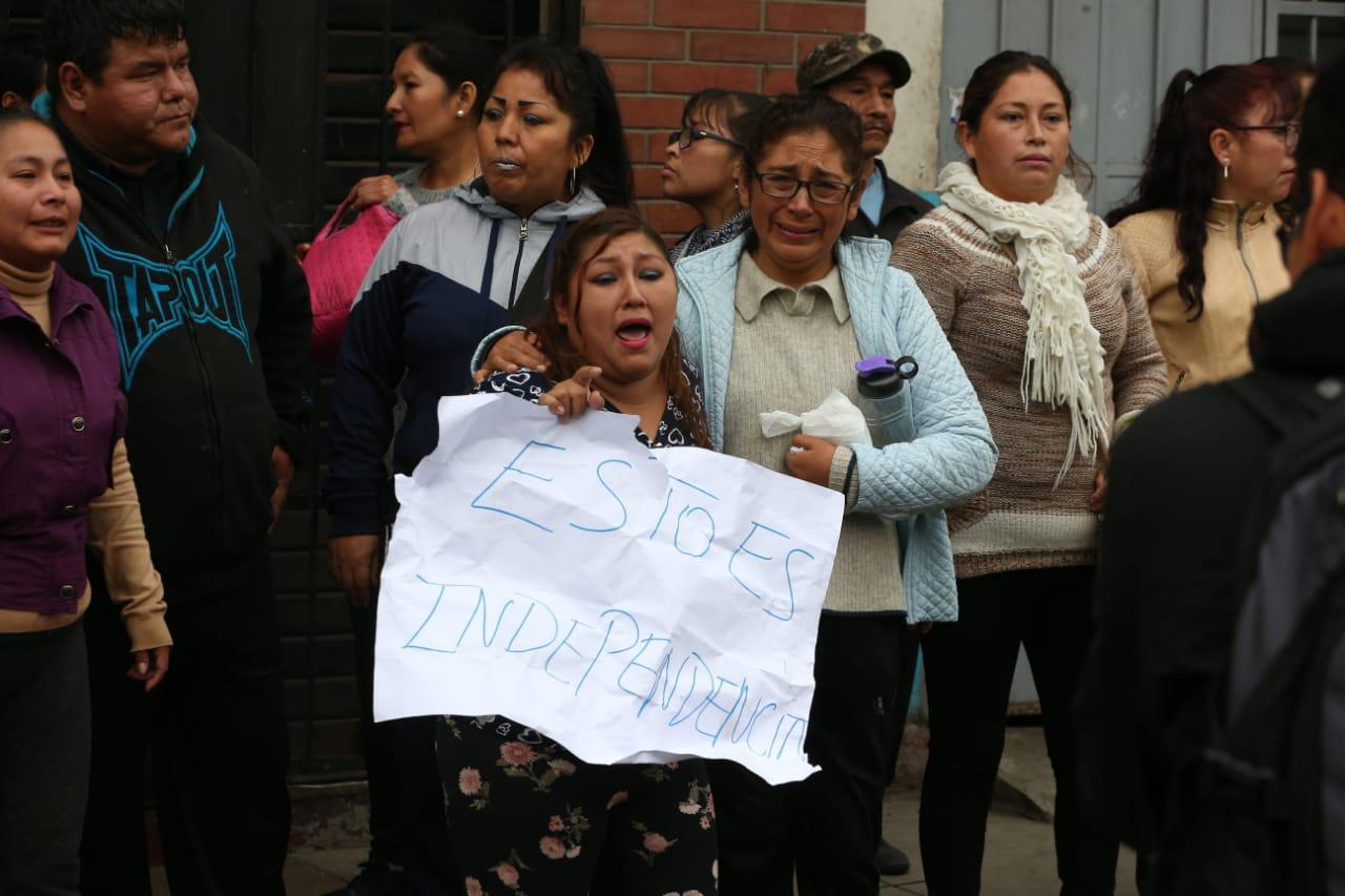 Otro grupo de personas, con carteles en mano, reclamaba que era de Independencia.(Foto: Manuel Melgar)