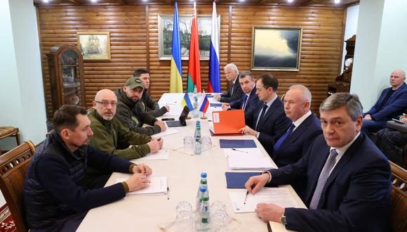 Las delegaciones de Rusia y Ucrania han celebrado cuatro mesas de diálogo buscando poner fin a la ofensiva sobre suelo ucraniano, sin que ninguna reunión tenga mayor éxito. (Foto: Maxim Guchek / AFP)