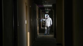 Mujeres escapan de cuarentena por coronavirus en hospital de Rusia