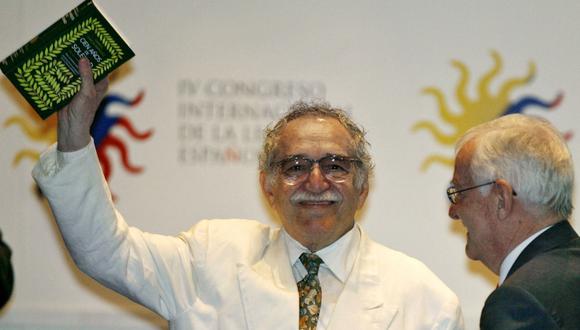 Gabriel García Márquez posando con la edición conmemorativa de "Cien años de soledad" publicada hace unos años. (Foto: AFP)