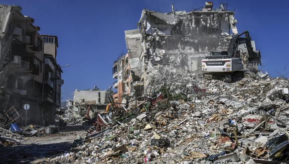 Excavadoras derriban casas dañadas en Samandag, Turquía, el 17 de febrero de 2023. Casi 44.000 personas han muerto y miles más han resultado heridas después de que dos grandes terremotos azotaran el sur de Turquía y el norte de Siria el 06 de febrero. (Foto: EFE/EPA/HANNIBAL HANSCHKE)