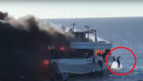 Florida | Así salvan sus vidas pasajeros de un bote casino en llamas. (Foto: Captura)