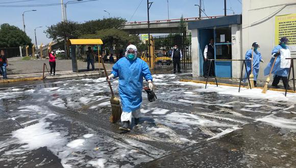 Varios ambientes del Hospital Regional Honorio Delgado, en Arequipa, fueron desinfectados luego de que se confirmara que una paciente hospitalizada dio positivo para coronavirus. (Foto: Zenaida Condori)