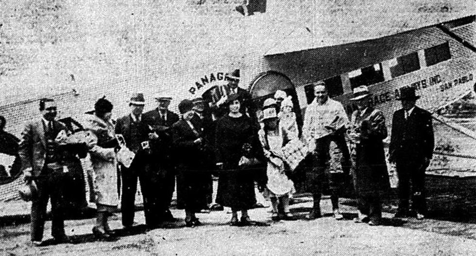 Grupo de pasajeros, elegantemente vestidos, que abordó desde Lima el primer vuelo turístico hacia el Cusco en un avión de Panagra. El aeropuerto "Alejandro Velasco Astete" los recibió con bombos y platillos. (Foto: GEC Archivo Histórico)