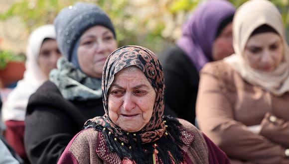 Mujeres palestinas lloran durante un funeral en el pueblo de Rammun en la Cisjordania ocupada, el 15 de enero de 2023. (Foto: AHMAD GHARABLI / AFP)