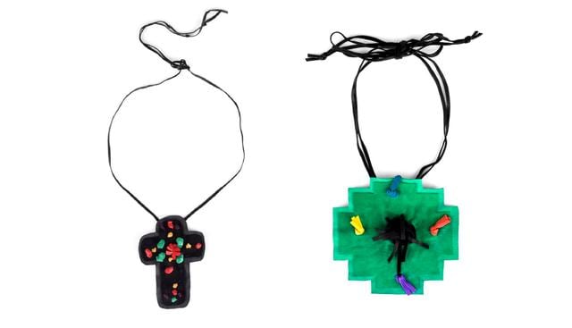 Cruz negra. Inspirada en las cruces Ayacuchanas, hecha con cueros transformados en diminutas flores&nbsp; y&nbsp; Chacana elaborada con tiritas de cuero de colores representando las estaciones. (Foto: Jessi Kahn)