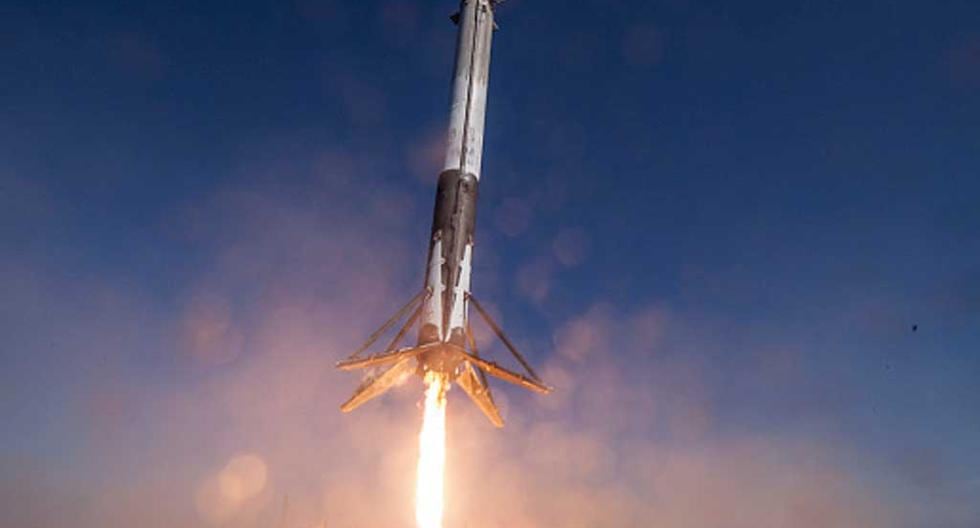 Un cohete Falcon 9 de la compañía aeroespacial SpaceX despegó hoy con éxito desde la base aérea de Vandenberg, en California. (Foto: Getty Images)