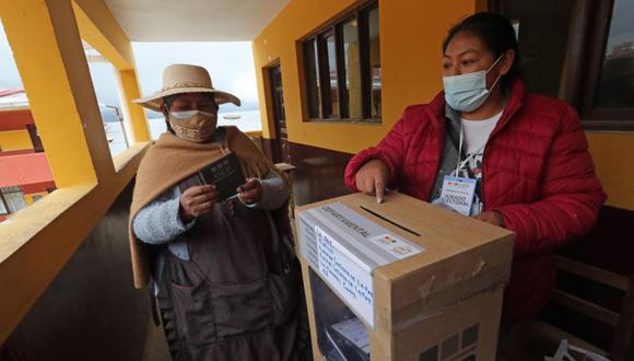 Una mujer vota en La Paz (Bolivia). Cuatro departamentos de Bolivia celebran este domingo la segunda vuelta de las elecciones subnacionales en las que los candidatos del partido gobernante Movimiento al Socialismo (MAS) buscará consolidar su liderazgo en la mayoría de las nueve regiones que componen al país. (Foto: EFE/Martín Alipaz).