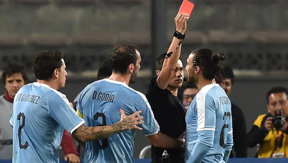 Perú vs. Uruguay: Martín Cáceres fue expulsado tras un reclamo desmedido. (Foto: AFP / Cris BOURONCLE)